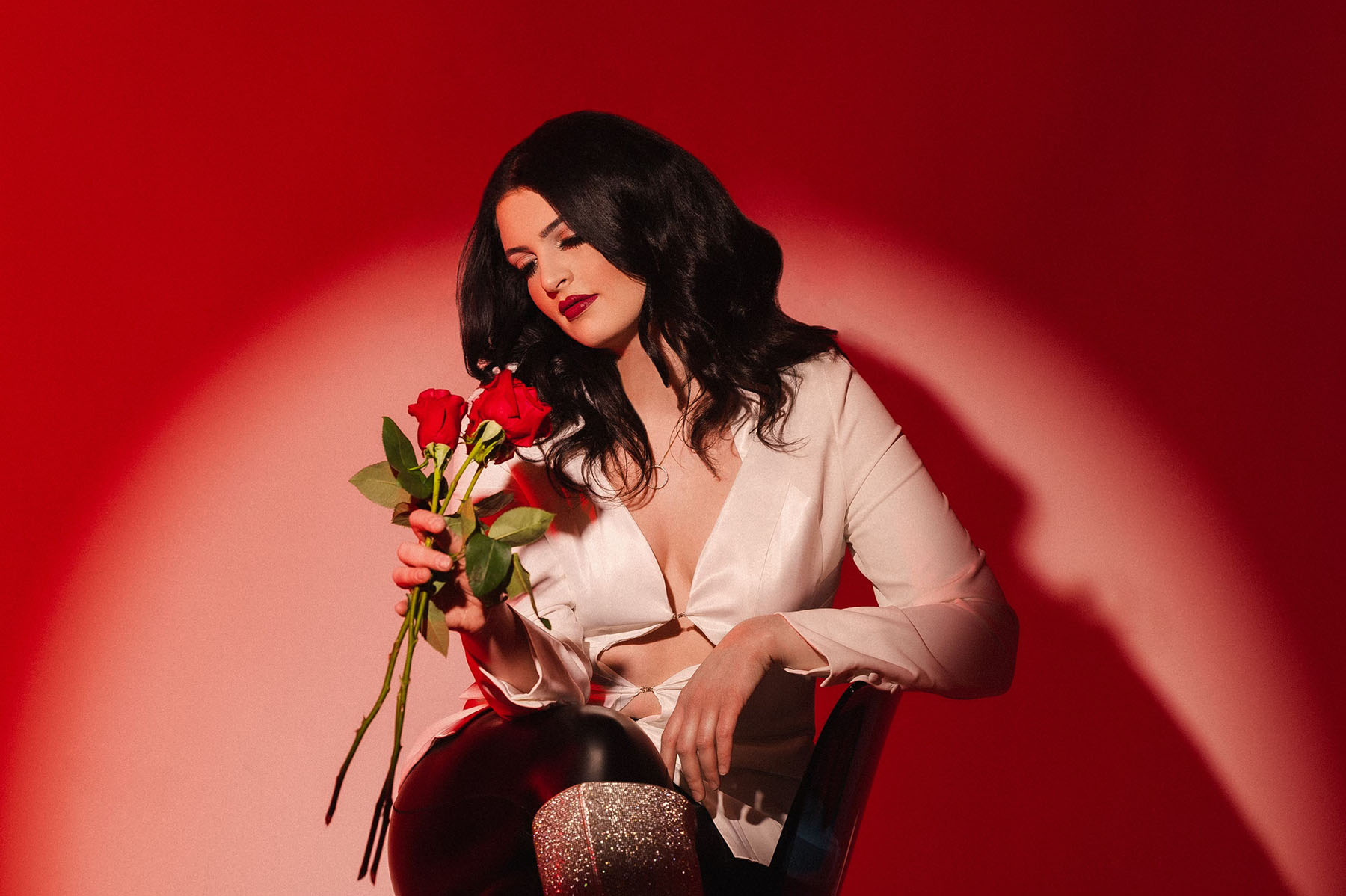Maddi Ryan headshot with red roses
